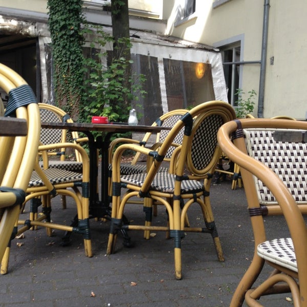 รูปภาพถ่ายที่ Café von&amp;zu โดย Pine A. เมื่อ 9/1/2013
