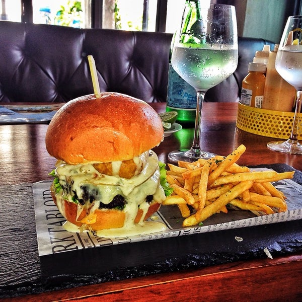 รูปภาพถ่ายที่ Max Fifty Burger &amp; Bar โดย Enmanuel R. เมื่อ 7/12/2014