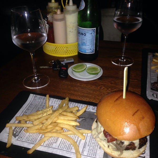 7/23/2014にEnmanuel R.がMax Fifty Burger &amp; Barで撮った写真