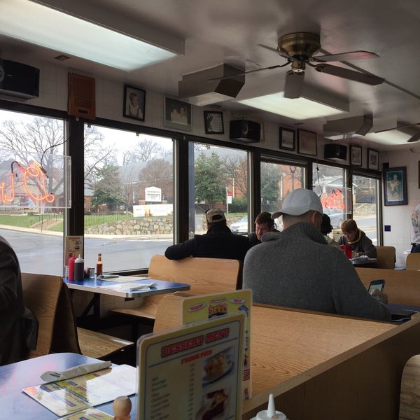 Photo taken at Bob &amp; Edith&#39;s Diner by Michael L. F. on 2/4/2016