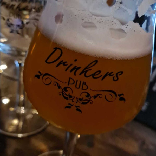 Foto tirada no(a) Drinkers Pub por Tim v. em 10/8/2022