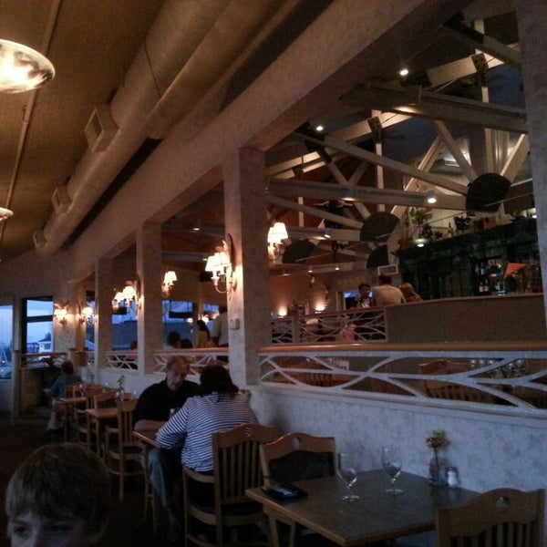รูปภาพถ่ายที่ Piper Restaurant โดย Alec C. เมื่อ 8/19/2013