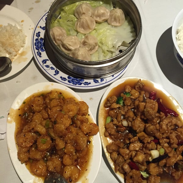 Снимок сделан в Yang Chow Restaurant пользователем Treyci 10/10/2016