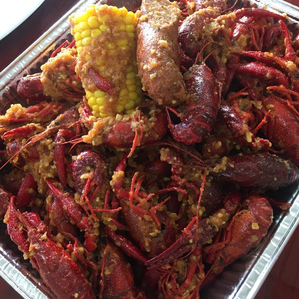 Foto diambil di Cajun Crawfish #1 oleh Treyci pada 7/2/2017