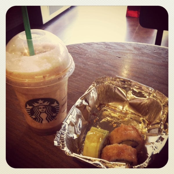 11/16/2013 tarihinde Victoria B.ziyaretçi tarafından Starbucks'de çekilen fotoğraf