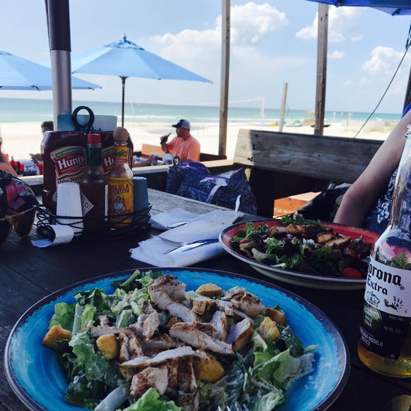 Снимок сделан в Sharky&#39;s Beachfront Restaurant пользователем Arthur von Mandel 10/4/2017