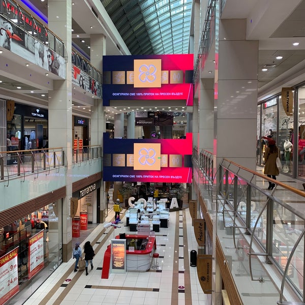 รูปภาพถ่ายที่ Mall of Sofia โดย Samy I. เมื่อ 2/5/2022