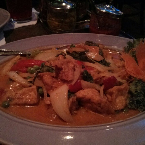 Снимок сделан в Montien Boston - Thai Restaurant пользователем Aiswaria N. 7/7/2014