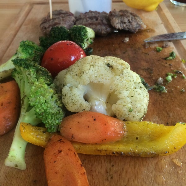 Das Foto wurde bei Karnivora Steak &amp; Burger House von Feriha ✌🏻️ am 5/22/2015 aufgenommen