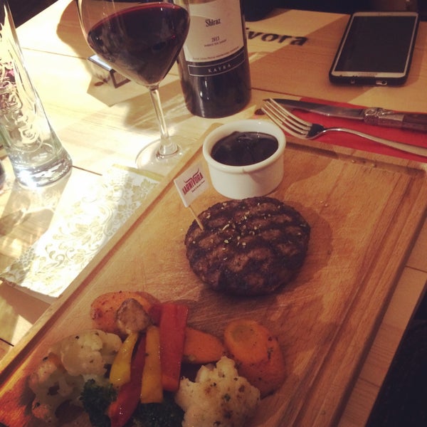 รูปภาพถ่ายที่ Karnivora Steak &amp; Burger House โดย Feriha ✌🏻️ เมื่อ 4/13/2015