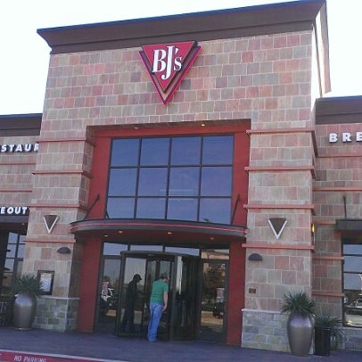 Photo taken at BJ&#39;s Restaurant &amp; Brewhouse by Tony P. on 11/27/2012