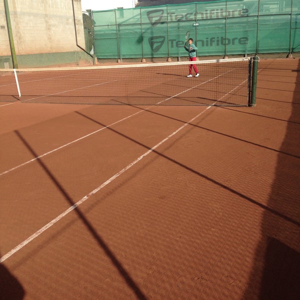 รูปภาพถ่ายที่ Vall Parc Tennis โดย Jordi B. เมื่อ 1/18/2015
