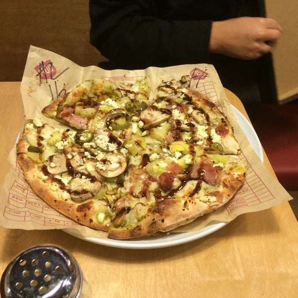 Das Foto wurde bei MOD Pizza von Lyanne L. am 12/4/2015 aufgenommen