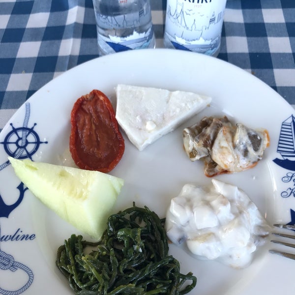 Das Foto wurde bei Assos Yıldız Balık Restaurant von Haksta am 6/26/2017 aufgenommen