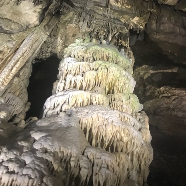 Photo taken at Le Domaine des Grottes de Han / Het Domein van de Grotten van Han by Lara M. on 9/12/2018