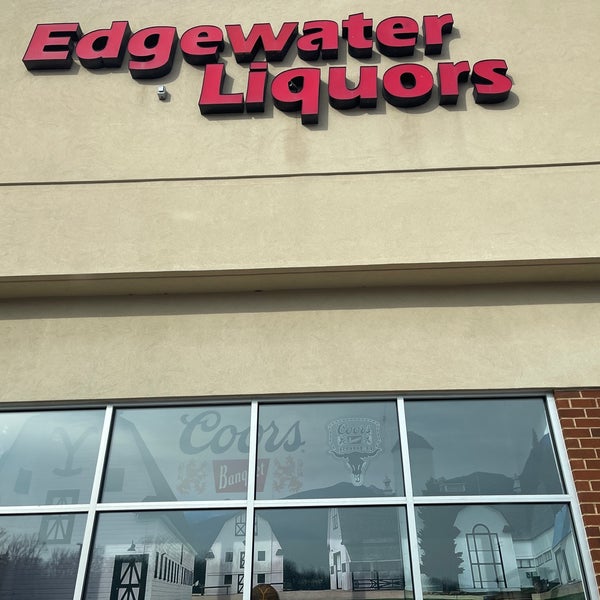 Photo taken at Edgewater Liquors by Daxx D. on 1/11/2023