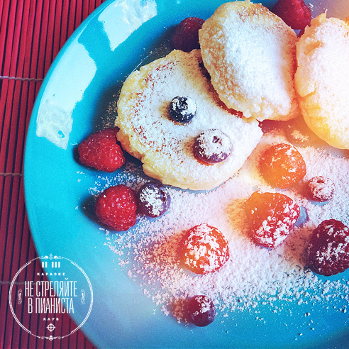 Представляем — впервые в Краснодаре — ранний завтрак в 04:00 утра. На стол подадут наши прекрасные домашние сырники с рикоттой и свежими ягодами. Приятного аппетита!