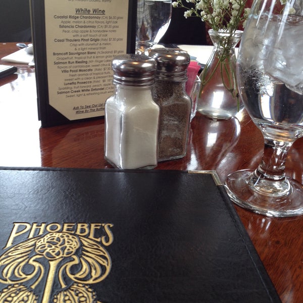 Photo prise au Phoebe&#39;s Restaurant and Coffee Lounge par April B. le3/20/2015