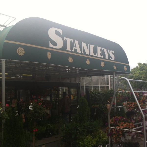 Das Foto wurde bei Stanley&#39;s Greenhouse von David M. am 5/11/2013 aufgenommen