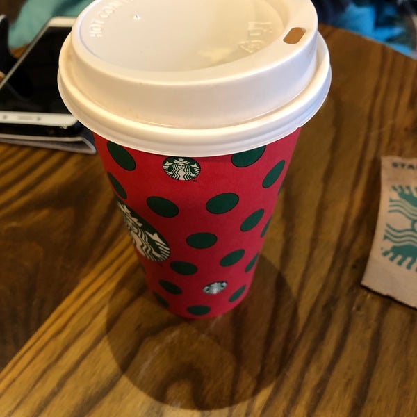 รูปภาพถ่ายที่ Starbucks โดย Emma V. เมื่อ 12/12/2019