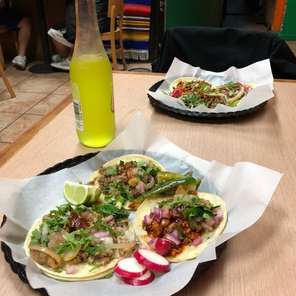 Foto diambil di La Oaxaqueña Bakery &amp; Restaurant oleh Aaron B. pada 10/17/2018