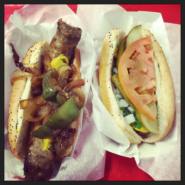 8/12/2015에 Vince B.님이 Mike&#39;s Chicago Hot Dogs에서 찍은 사진