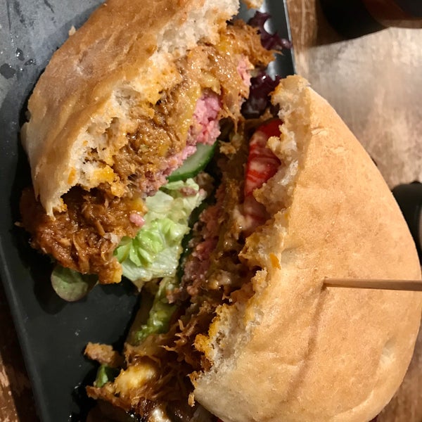 BBQ Burger 👌🏼 Brownie ist super fudgy - herrlich!! Sehr freundliche Bedienung