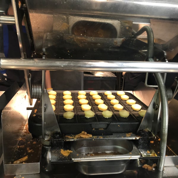 Butter press. Press butter sand. Мельница для перетирания какао бобов. Butter press. Пресс для оливкового масла.