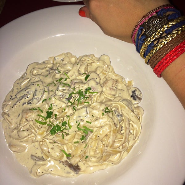 รูปภาพถ่ายที่ Trattoria La Pasta โดย Janett Q. เมื่อ 6/20/2015