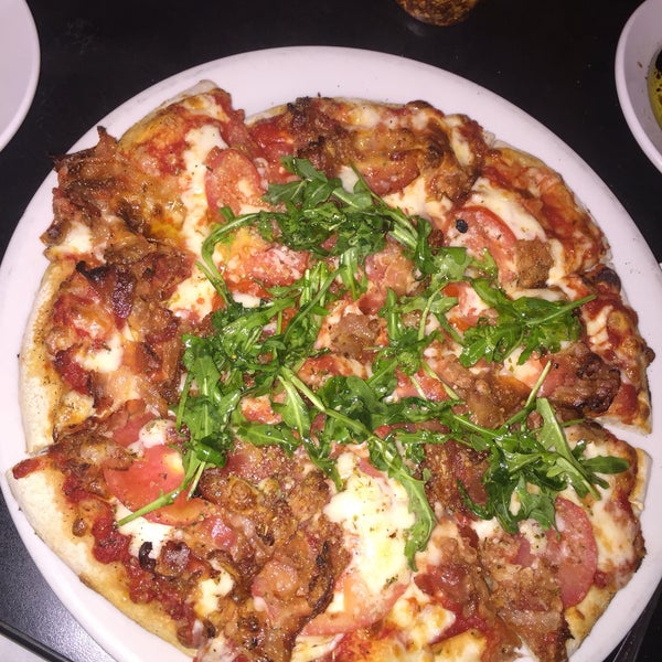 10/28/2017 tarihinde Emily W.ziyaretçi tarafından Vito&#39;s Sicilian Pizza'de çekilen fotoğraf