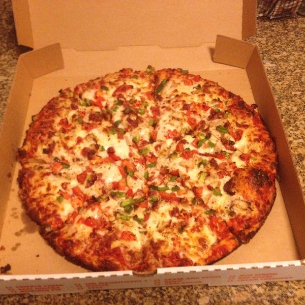 Photo prise au Denver Pizza Company par Emily W. le12/31/2013