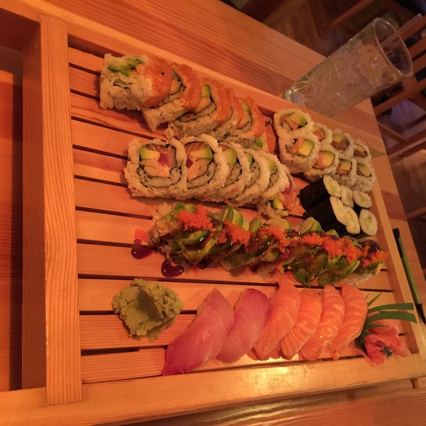 Das Foto wurde bei Tokyo Sushi von Emily W. am 2/13/2016 aufgenommen
