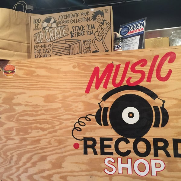 รูปภาพถ่ายที่ Music Record Shop โดย Emily W. เมื่อ 2/7/2019