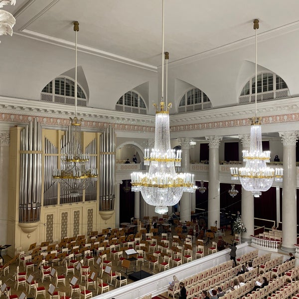 รูปภาพถ่ายที่ Grand Hall of St Petersburg Philharmonia โดย Vera S. เมื่อ 12/12/2021
