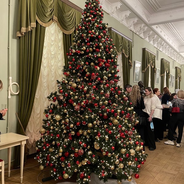 รูปภาพถ่ายที่ Grand Hall of St Petersburg Philharmonia โดย Vera S. เมื่อ 12/29/2021