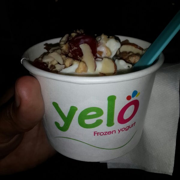 รูปภาพถ่ายที่ Yelo Frozen Yogurt โดย Ayala F. เมื่อ 1/28/2014