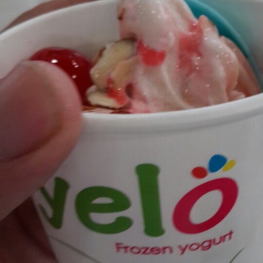 Das Foto wurde bei Yelo Frozen Yogurt von Ayala F. am 8/13/2013 aufgenommen