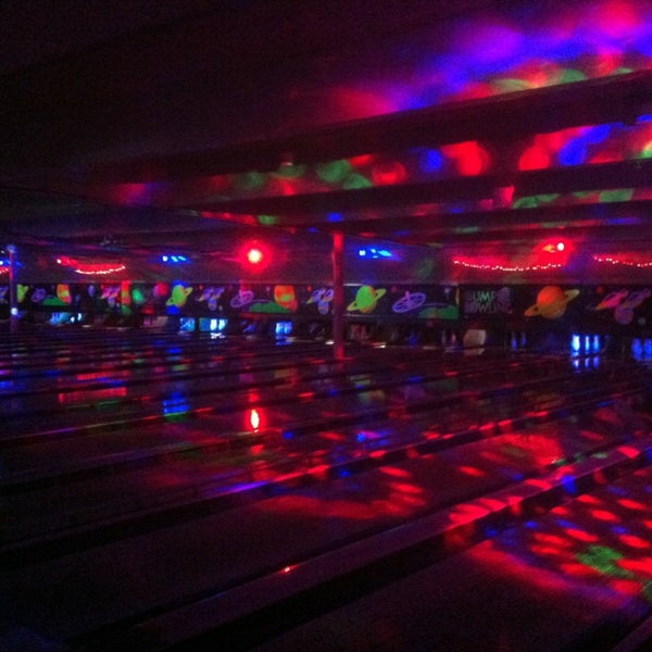 Foto tomada en Lynnwood Bowl &amp; Skate  por Erik B. el 4/7/2013