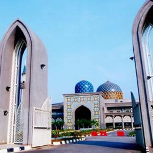 Photo taken at Masjid KLIA (Sultan Abdul Samad Mosque) by Mohd Bashir M. on 5/23/2019