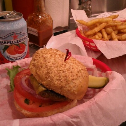 Photo taken at Pearl&#39;s Deluxe Burgers by Armando Bravo M. on 10/6/2012