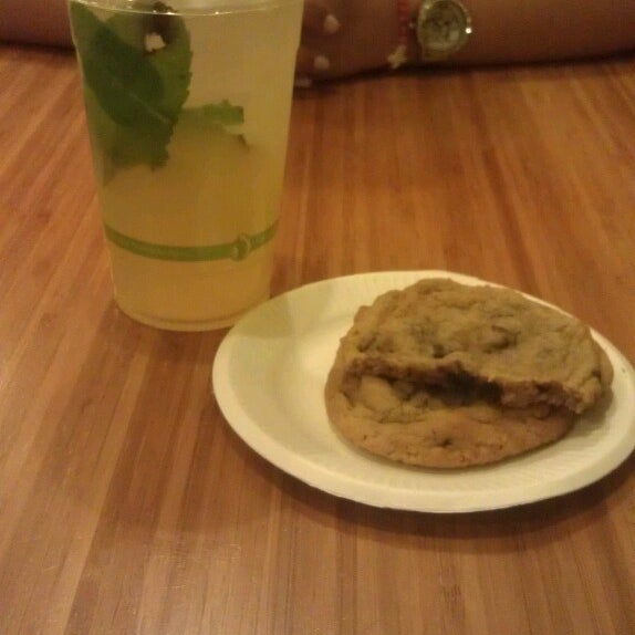 Foto tirada no(a) specialTEA Lounge &amp; Cafe por Kirstie G. em 9/3/2013