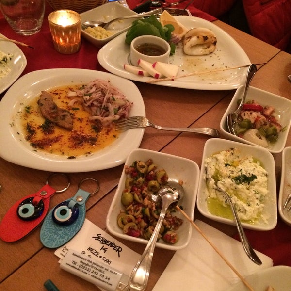 รูปภาพถ่ายที่ Şehbender 14 Restaurant โดย Nihal เมื่อ 2/9/2015