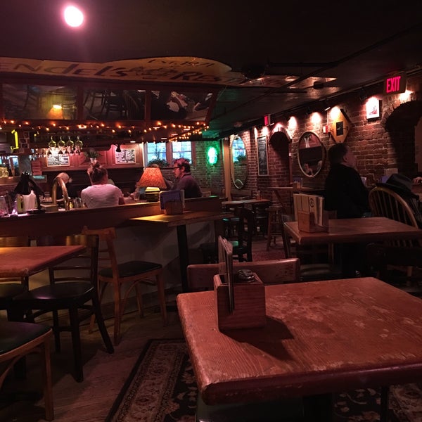 Foto tomada en Grendel&#39;s Den Restaurant &amp; Bar  por Bedirhan U. el 11/16/2016