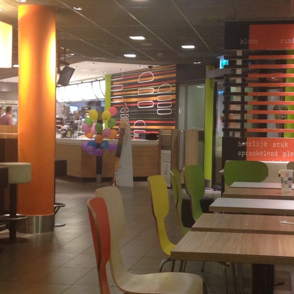 Foto tirada no(a) McDonald&#39;s por Nounna em 8/12/2014