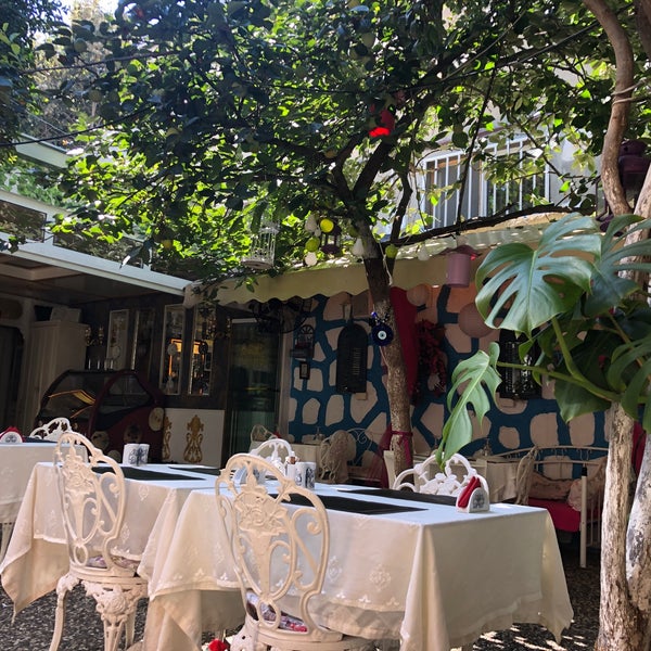 Foto diambil di Secret Garden Cafe &amp; Restaurant oleh Fahsai J. pada 9/28/2019