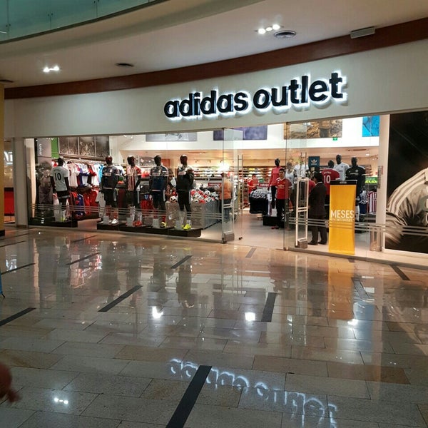 outlet adidas plaza central