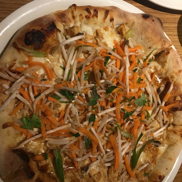 Снимок сделан в California Pizza Kitchen пользователем N G. 5/1/2016