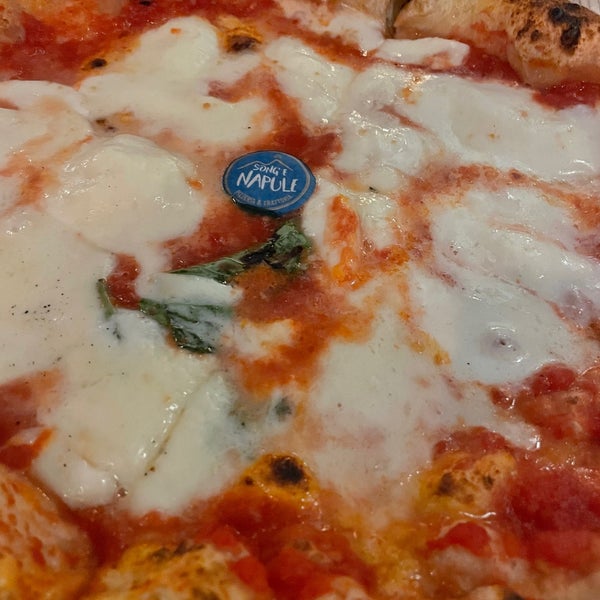 Foto diambil di Song&#39; e Napule Pizzeria oleh Federica C. pada 12/9/2023