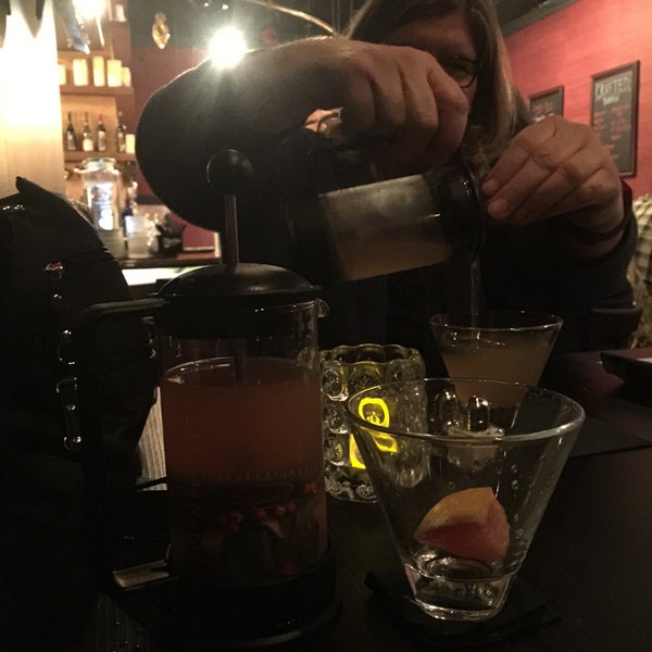 Foto tirada no(a) Van Goghz Martini Bar &amp; Bistro por tina f. em 12/4/2015