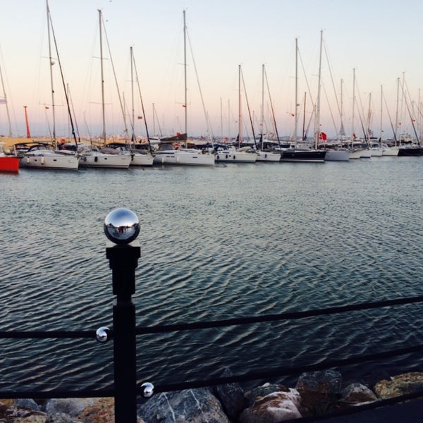 Foto diambil di Viaport Marina Outlet oleh Rabıa Y. pada 9/17/2015
